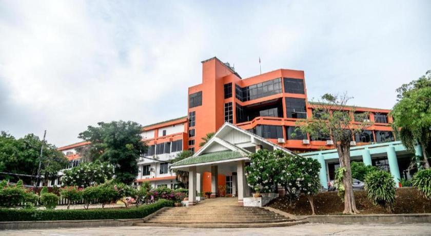 Beverly Hill Park Hotel Nakhon Sawan Exterior photo