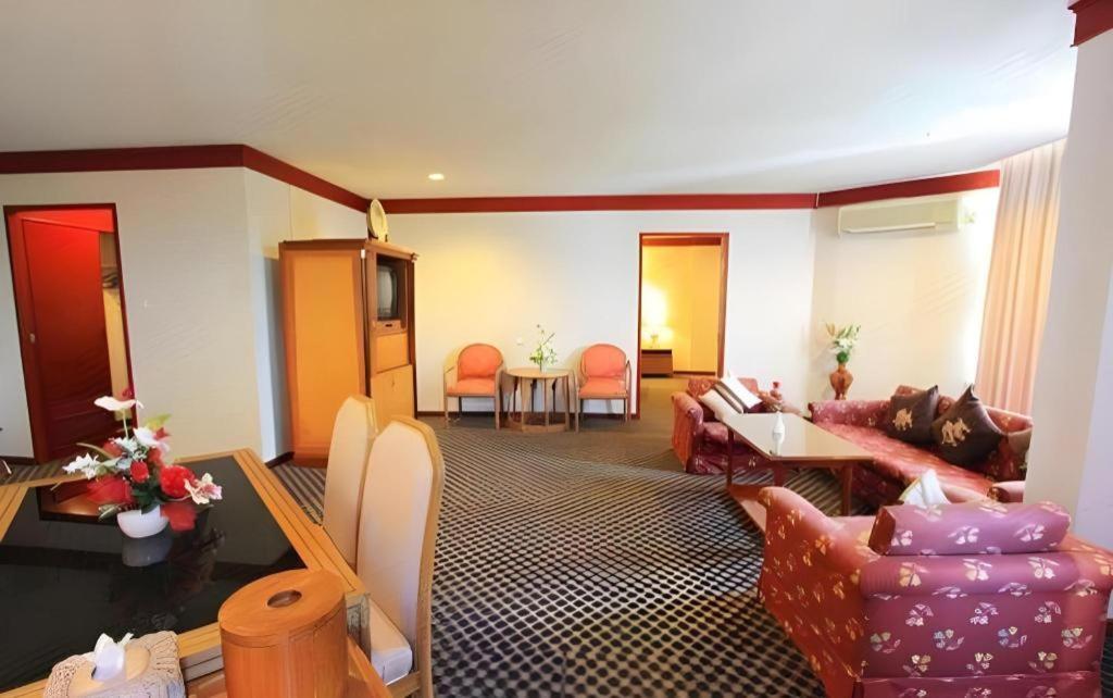 Beverly Hill Park Hotel Nakhon Sawan Exterior photo